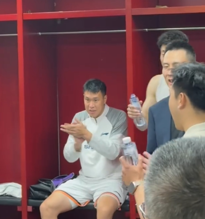 华体会app下载-上海锁常规赛冠军更衣室！卢伟直指开心，被全队浇水，加油声洪亮|赛季|广厦|季后赛|CBA|夺冠_新浪体育_新浪新闻